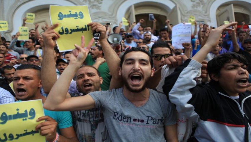 بـ «الاحتجاجات وإغلاق الطرق».. التونسيون يردون على زيادة أسعار المحروقات