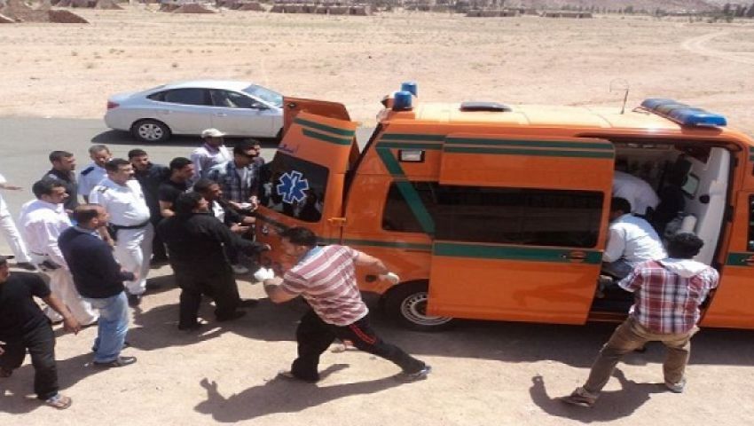 بالأسماء.. مصرع عامل وإصابة 9 آخرين في انقلاب سيارة بالمنيا