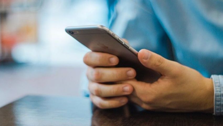 فحص هواتف المواطنين بالأماكن العامة.. أمن للوطن أم اعتداء على حقوق الإنسان؟