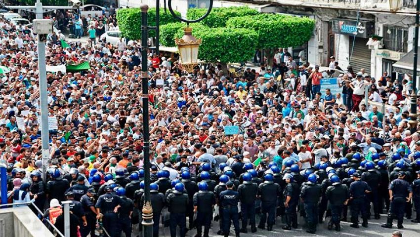 الجيش الجزائري يصعّد لهجته.. أصدر أمراً بمنع الحافلات من نقل المتظاهرين للعاصمة