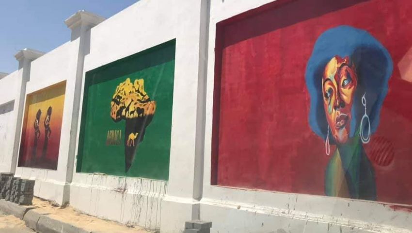 رسومات سور استاد الإسكندرية تثير غضب المواطنين.. ومسؤول بالثقافة: «مؤذية بصريًا»