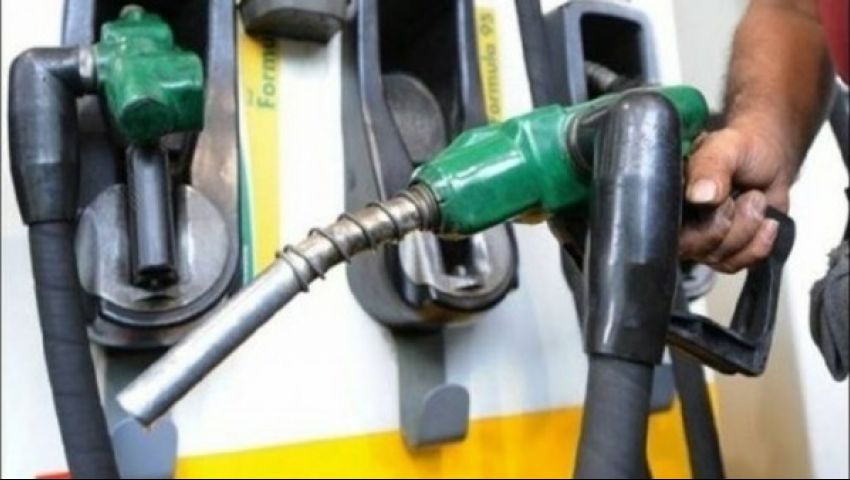 بالفيديو.. اختلاط بنزين المحطات بمياه السيول في السعودية