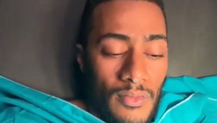 آخرها فيديو من غرفة العمليات.. الحرب تشتعل بين محمد رمضان والطيار