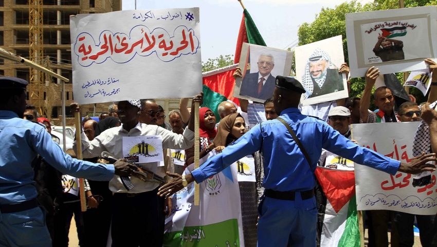 بالصور| وقفة بالسودان تضامنًا مع إضراب المعتقلين الفلسطينيين