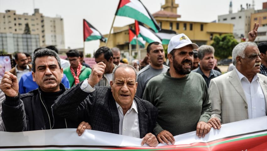 بالصور| مسيرة بغزة دعمًا للمعتقلين المضربين عن الطعام بسجون الاحتلال