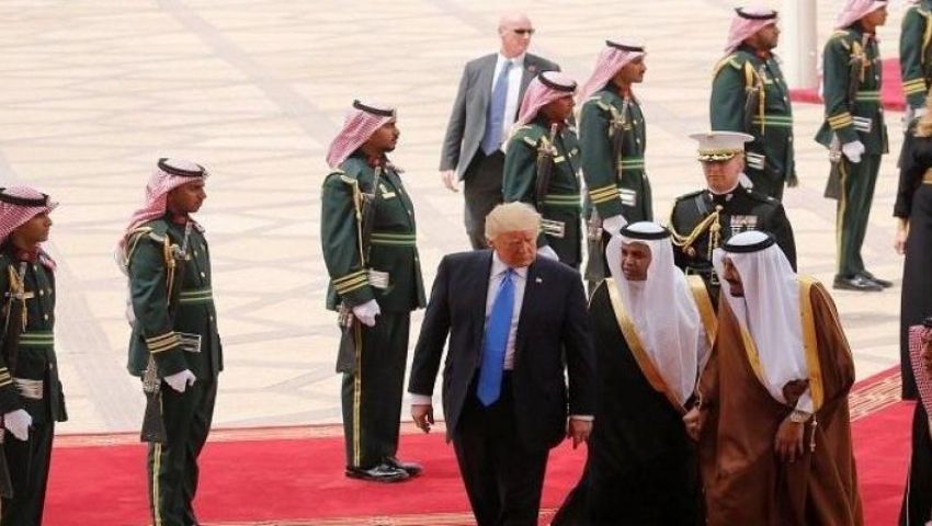 بث مباشر.. وصول الرئيس الأمريكي مقر انعقاد القمة الخليجية الأمريكية