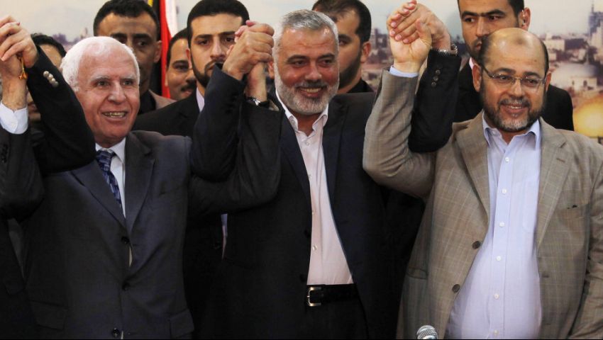 نشطاء يشيدون بدور مصر في المصالحة الفلسطينية.. وآخرون: لماذا تغير موقف السيسي من حماس؟